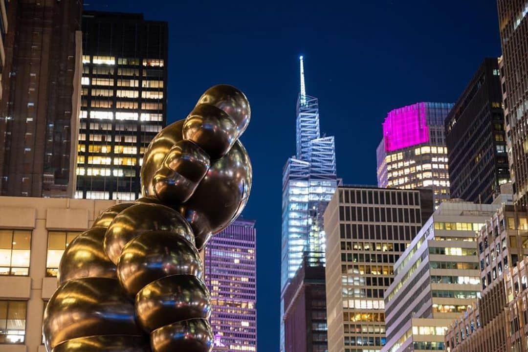 KAWSONEさんのインスタグラム写真 - (KAWSONEInstagram)「It’s fun seeing the photos people are posting of WHAT PARTY Thank you @tjrulapaugh ! #Repost @tjrulapaugh ・・・ ‘WHAT PARTY’ by @kaws currently on display at the Seagram Building Plaza  #art #sculpture #modernart #nyc #kaws #kawsart #artist #iloveny」10月9日 11時31分 - kaws