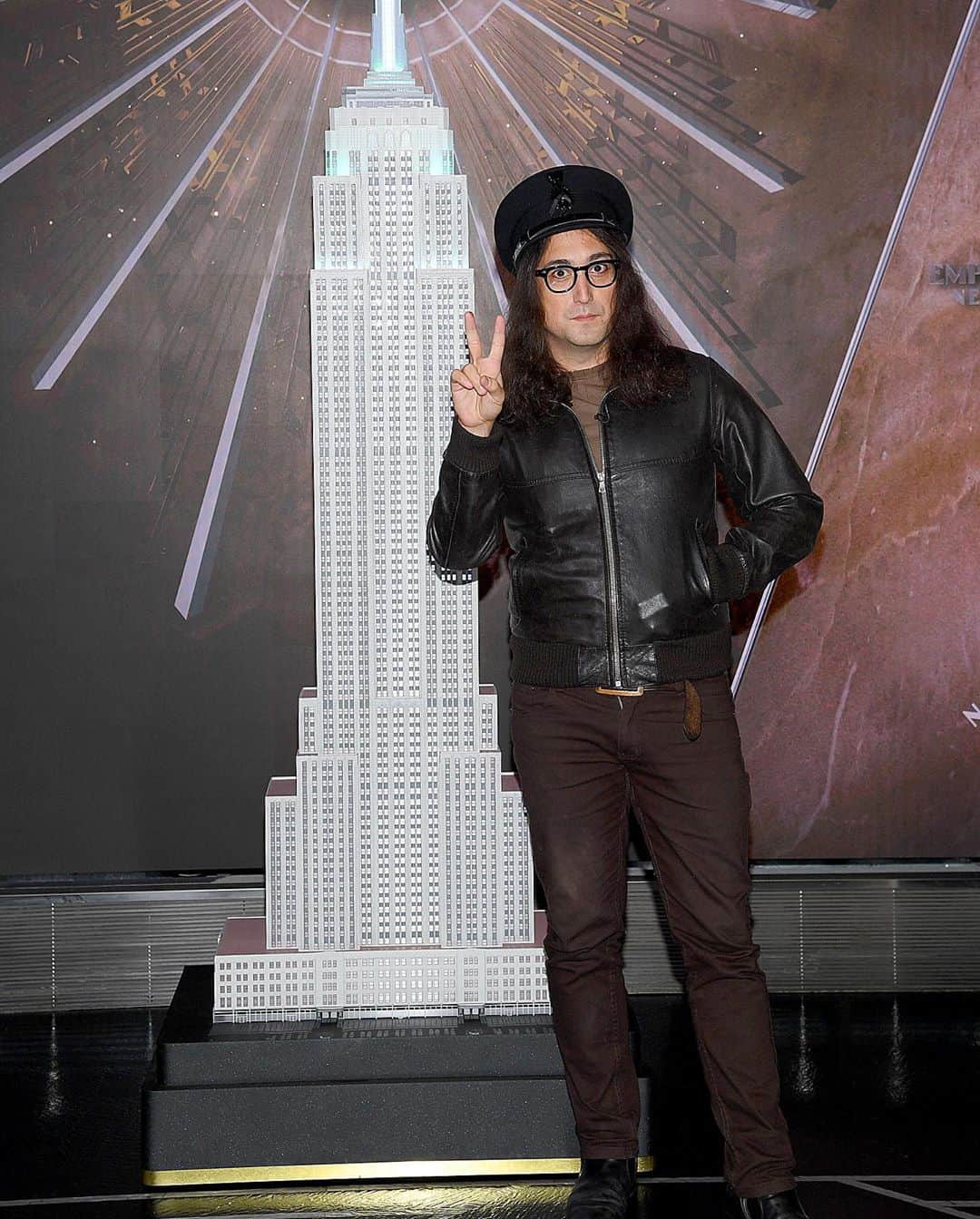 Just Jaredさんのインスタグラム写真 - (Just JaredInstagram)「John Lennon’s son Sean Ono Lennon celebrated what would have been his dad’s 80th birthday by lighting the Empire State Building with blue lights! #JohnLennon #SeanOnoLennon Photos: Getty」10月9日 11時32分 - justjared