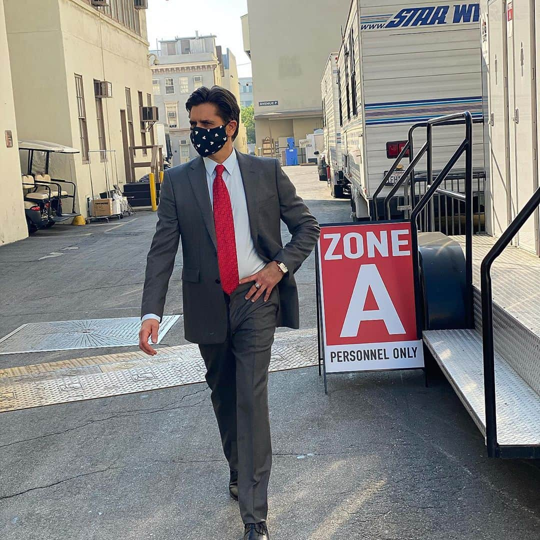 ジョン・ステイモスさんのインスタグラム写真 - (ジョン・ステイモスInstagram)「#GratefulFlow.  Safely back on set of my new @disneyplus show - #BigShot. Healthy. Family healthy.  Grateful. Fortunate. Lucky.  Blessed.  And wishing you all the best.  Remember- “The love you take is equal to the love you make."」10月9日 11時36分 - johnstamos