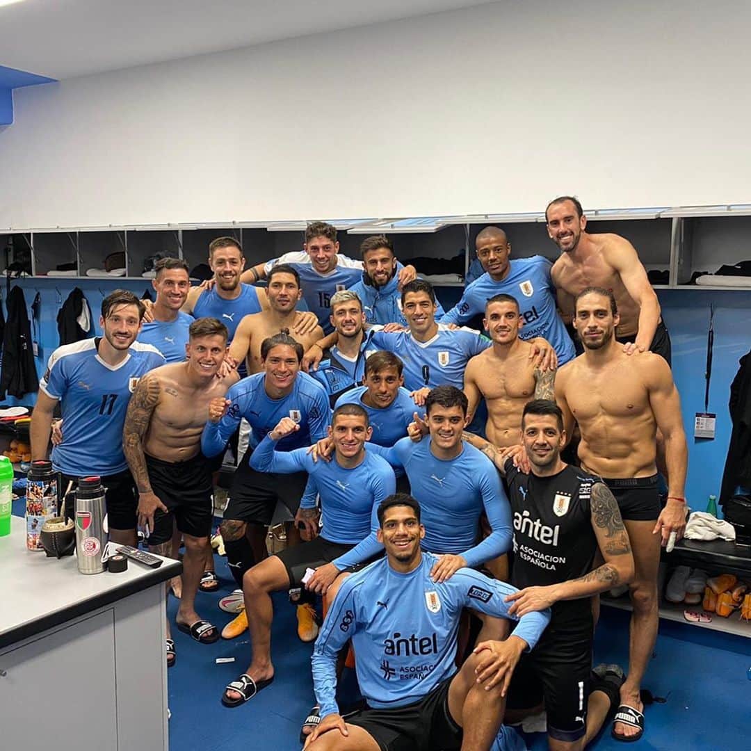 マルティン・カセレスのインスタグラム：「Que te la cuenten como quieran! 🇺🇾  Los primeros 3 se quedan en casa 🏟」