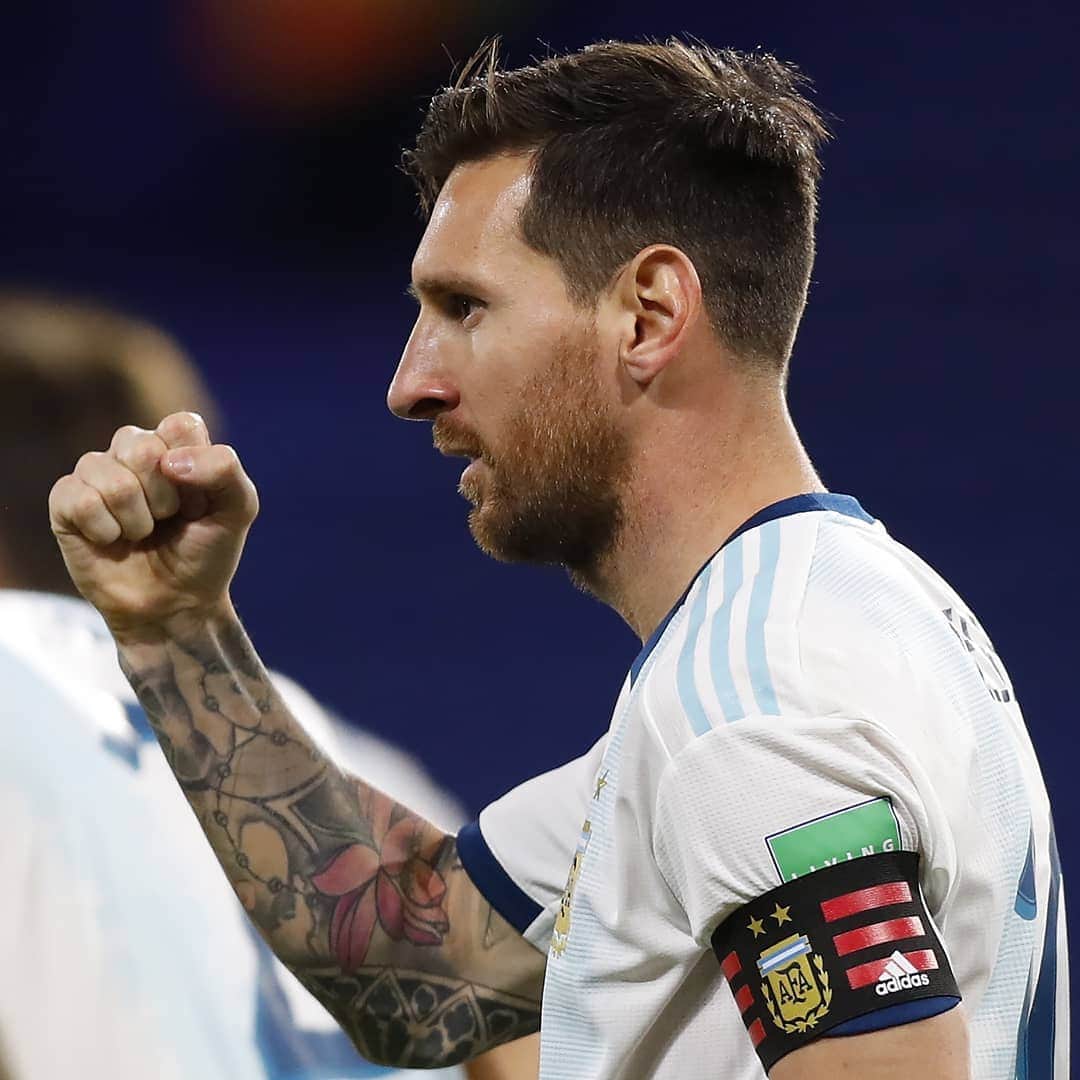 FIFAワールドカップさんのインスタグラム写真 - (FIFAワールドカップInstagram)「Thrilling night in South America!⁣ ⚽🔥 ⁣ Opening night of #WorldCup Qualifiers featured Messi leading 🇦🇷Argentina to victory, a last-minute goal propelling 🇺🇾Uruguay over 🇨🇱Chile and an intense draw 🇵🇾-🇵🇪 in Asuncion.⁣ ⁣ #WCQ #Eliminatorias」10月9日 11時36分 - fifaworldcup
