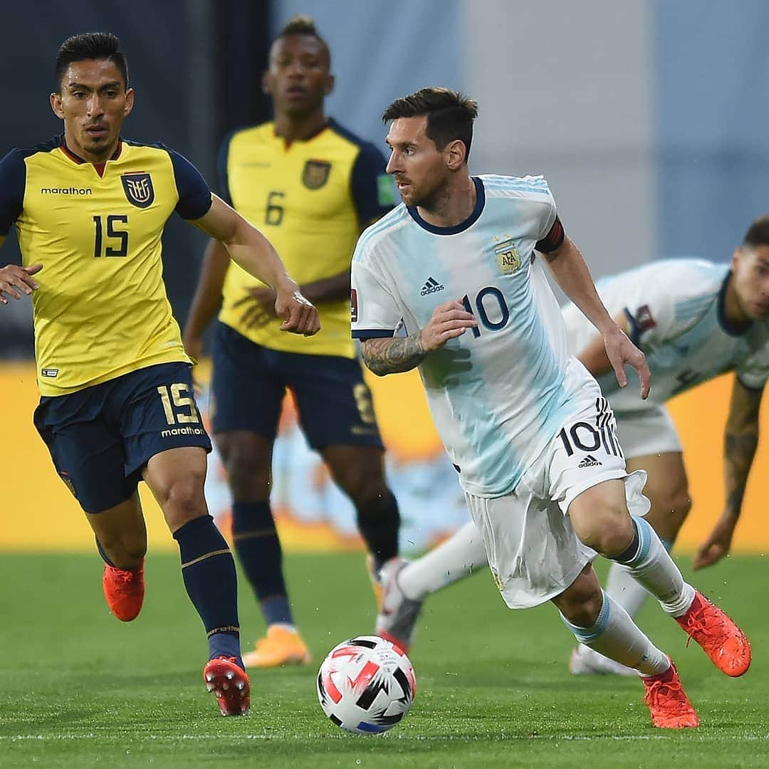 FIFAワールドカップさんのインスタグラム写真 - (FIFAワールドカップInstagram)「Thrilling night in South America!⁣ ⚽🔥 ⁣ Opening night of #WorldCup Qualifiers featured Messi leading 🇦🇷Argentina to victory, a last-minute goal propelling 🇺🇾Uruguay over 🇨🇱Chile and an intense draw 🇵🇾-🇵🇪 in Asuncion.⁣ ⁣ #WCQ #Eliminatorias」10月9日 11時36分 - fifaworldcup