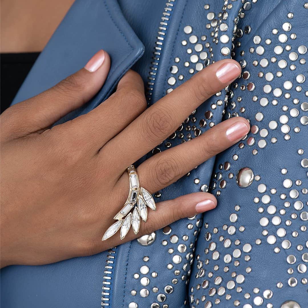 OPIさんのインスタグラム写真 - (OPIInstagram)「#SnowfallingForYou: A soft, shimmery pink to complement your sophisticated yet edgy fall look.   #ColorIsTheAnswer #OPIObsessed #OPIShineBright #PinkNails #PinkMani #HolidayNailTrends #NailGoals #NailInspo #NailTrends #TrendyNails #NYENails #ShimmerNails #HolidayGlamour」10月9日 11時43分 - opi