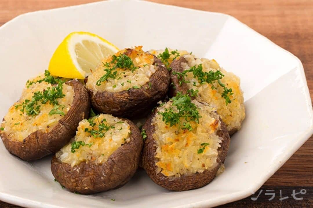 ソラレピのインスタグラム：「椎茸のガーリックバター焼き Grilled shiitake mushrooms with garlic butter . 旬の椎茸を使った副菜です♪ ガーリックバターの香りが食欲をそそります☆ . レシピの詳細はソラレピアプリでチェック @solarepi のリンクからDLできます ソラレピ献立の写真投稿も #ソラレピ でお待ちしてます♪ . #solarepi #food #recipe #レシピ #cooking #料理 #instafood #簡単料理 #簡単レシピ #献立 #menu #japanesehomecooking #japanesefood #yummy #foodporn #foodstagram #homecooking #deristagrammer #クッキングラム #おうちごはん #椎茸 #shiitakemushrooms #ガーリックバター #旬」