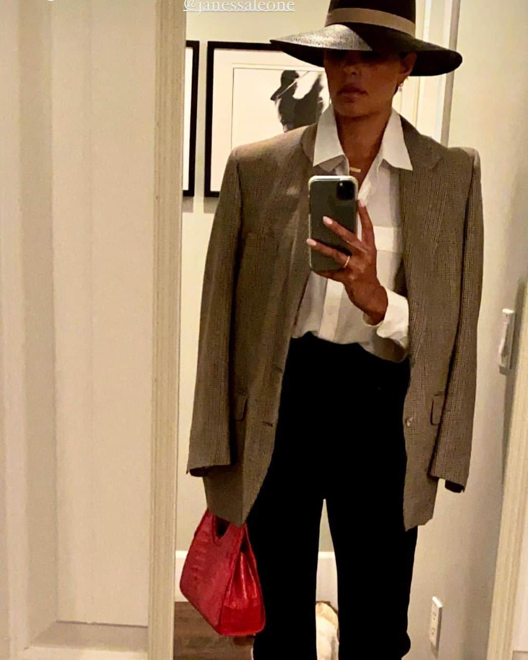 のインスタグラム：「Feeling Fall.. 💐 even though it’s still so hot outside .. 🌞  Hat: @janessaleone  Blazer: found thrifting in Sedona @burberry men’s  Blouse: @rachel_roy  Trousers: @rachel_roy  Handbag: @nancygonzalezofficial   #rachelroy」