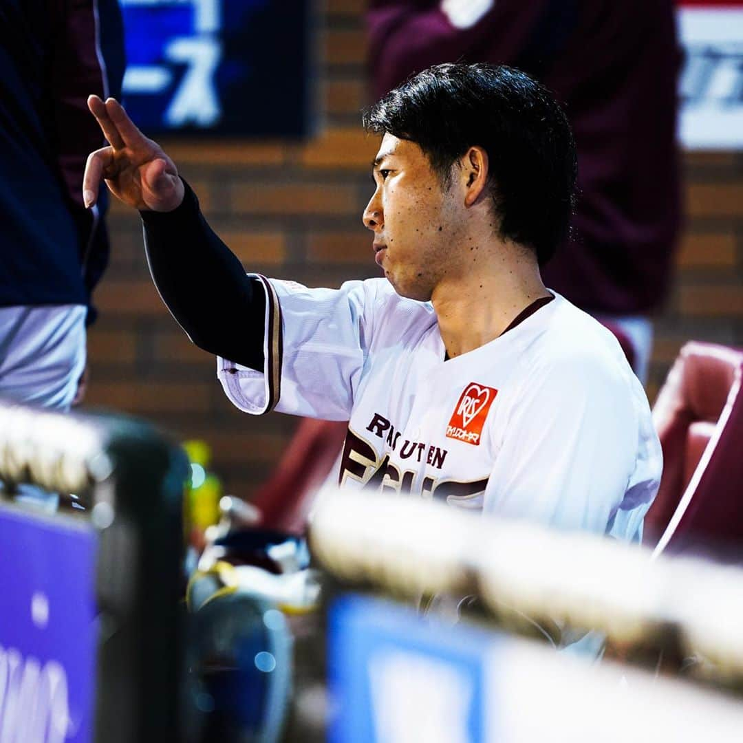 東北楽天ゴールデンイーグルスさんのインスタグラム写真 - (東北楽天ゴールデンイーグルスInstagram)「⚾️ ⚾️E 2-5 L⚾️ 投打でわずかに主導権を許してしまい敗戦。 4試合連続で5番で出場の銀次選手が 3安打2打点の大活躍で打線を牽引‼️ そして鈴木大地選手も2安打で存在感を発揮👍🏼 投げては先発の塩見選手が5回3失点6奪三振⚾️ スタメンマスクの下妻選手が盗塁を2度阻止👏🏼👏🏼 #rakuteneagles #NOWorNEVERいまこそ #日本一の東北へ #銀次 #塩見貴洋 #鈴木大地 #下妻貴寛  #写真もイープレで」10月9日 22時30分 - rakuten_eagles