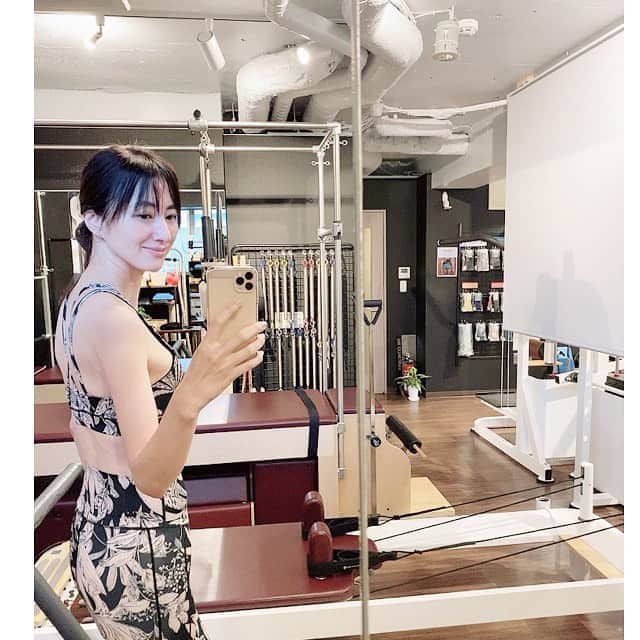 前田ゆかのインスタグラム：「秋冬オーダーしていた @nergyjapan の新作がとどきました✨  新しい ボタニカルプリント柄のウエアで #pilates  #毎月のトレーニング　へ  お腹周りをしっかりホールドしてくれて安心感のあるデザイン。伸縮性があるからどんなトレーニングにも着用できそう。  ブラトップのバックスタイルが動きやすくて注目のポイント！  身体のラインがわかるウエアは身が引き締まりますね✨  ウエアはトレーニングのやる気にもつながるのでモチベーションのスイッチが入ります！  #nergy #2020fw #nergyjapan  #トレーニング #トレーニングウエア #ピラティス #体感トレーニング #動きはゆっくりだけど #キツいトレーニング #ピラティススタジオB&B」
