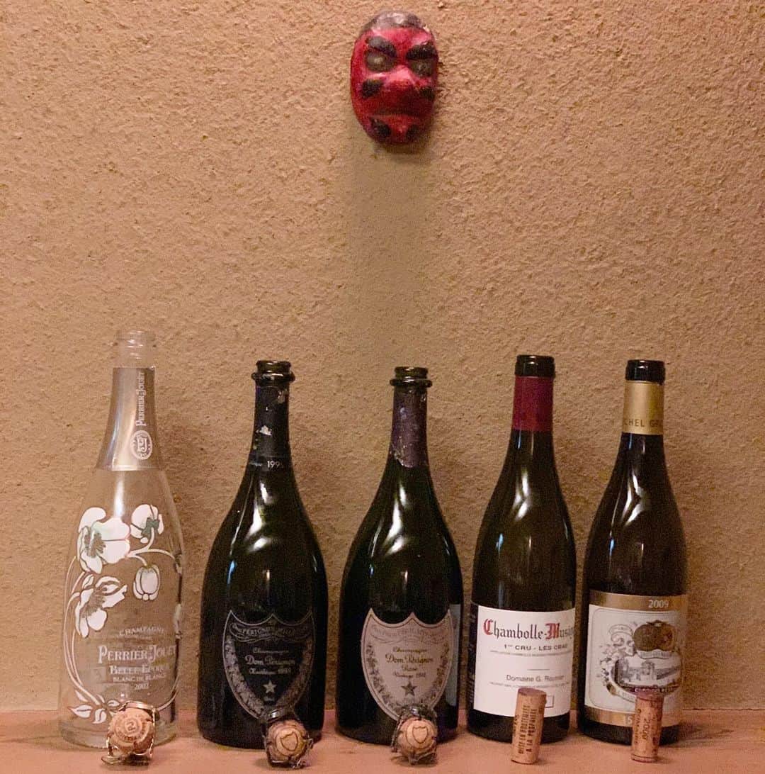 沢瀉美緒さんのインスタグラム写真 - (沢瀉美緒Instagram)「※ Gion night🍾🍷 . 勤務時間を終えて向かった先は京都😋 . 貴重なお席のご相伴にあずかりました✨ . お料理の写真は🙅‍♀️なのでワインだけね‼️と。 左から乾杯からいただいた順にならんでます💛 . ほんのり繊細に弾けるベルエポックからスタート✨ . 幸せなひとときを美味しいお料理と共に過ごした夜となりました🤤 . 場所を変えて白川のほとりで乾杯した Romanee St.Vivantもゆっくり 堪能しました🍷 . お酒はそんな強くないので、美味しいのを 少しいただくのが好き🤏 . 疲れも吹っ飛ぶ最強のラインナップでした🍷 . ちなみにこのシャトームートンのエチケットは ピカソ作✨ 絵を書いたり陶器を作ったり、エチケットもデザインしたり多彩✨ . . #ペリエジュエベルエポック #perrierjouetbelleepoque #donperignon #ドンペリ #chambollemusigny1ercru  #ジョルジュルーミエ  #ロマネサンヴィヴァン  #romaneestvivant  #chateaumouton #シャトームートン  #wine #winelover #ワイン #🍷」10月9日 22時33分 - mio_omodaka