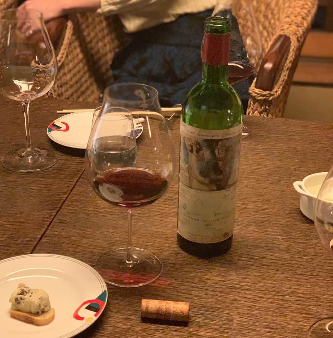 沢瀉美緒さんのインスタグラム写真 - (沢瀉美緒Instagram)「※ Gion night🍾🍷 . 勤務時間を終えて向かった先は京都😋 . 貴重なお席のご相伴にあずかりました✨ . お料理の写真は🙅‍♀️なのでワインだけね‼️と。 左から乾杯からいただいた順にならんでます💛 . ほんのり繊細に弾けるベルエポックからスタート✨ . 幸せなひとときを美味しいお料理と共に過ごした夜となりました🤤 . 場所を変えて白川のほとりで乾杯した Romanee St.Vivantもゆっくり 堪能しました🍷 . お酒はそんな強くないので、美味しいのを 少しいただくのが好き🤏 . 疲れも吹っ飛ぶ最強のラインナップでした🍷 . ちなみにこのシャトームートンのエチケットは ピカソ作✨ 絵を書いたり陶器を作ったり、エチケットもデザインしたり多彩✨ . . #ペリエジュエベルエポック #perrierjouetbelleepoque #donperignon #ドンペリ #chambollemusigny1ercru  #ジョルジュルーミエ  #ロマネサンヴィヴァン  #romaneestvivant  #chateaumouton #シャトームートン  #wine #winelover #ワイン #🍷」10月9日 22時33分 - mio_omodaka