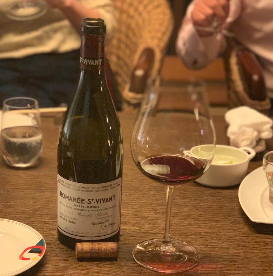 沢瀉美緒さんのインスタグラム写真 - (沢瀉美緒Instagram)「※ Gion night🍾🍷 . 勤務時間を終えて向かった先は京都😋 . 貴重なお席のご相伴にあずかりました✨ . お料理の写真は🙅‍♀️なのでワインだけね‼️と。 左から乾杯からいただいた順にならんでます💛 . ほんのり繊細に弾けるベルエポックからスタート✨ . 幸せなひとときを美味しいお料理と共に過ごした夜となりました🤤 . 場所を変えて白川のほとりで乾杯した Romanee St.Vivantもゆっくり 堪能しました🍷 . お酒はそんな強くないので、美味しいのを 少しいただくのが好き🤏 . 疲れも吹っ飛ぶ最強のラインナップでした🍷 . ちなみにこのシャトームートンのエチケットは ピカソ作✨ 絵を書いたり陶器を作ったり、エチケットもデザインしたり多彩✨ . . #ペリエジュエベルエポック #perrierjouetbelleepoque #donperignon #ドンペリ #chambollemusigny1ercru  #ジョルジュルーミエ  #ロマネサンヴィヴァン  #romaneestvivant  #chateaumouton #シャトームートン  #wine #winelover #ワイン #🍷」10月9日 22時33分 - mio_omodaka