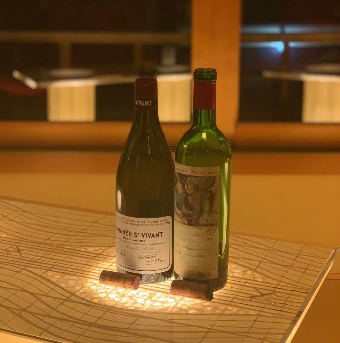沢瀉美緒さんのインスタグラム写真 - (沢瀉美緒Instagram)「※ Gion night🍾🍷 . 勤務時間を終えて向かった先は京都😋 . 貴重なお席のご相伴にあずかりました✨ . お料理の写真は🙅‍♀️なのでワインだけね‼️と。 左から乾杯からいただいた順にならんでます💛 . ほんのり繊細に弾けるベルエポックからスタート✨ . 幸せなひとときを美味しいお料理と共に過ごした夜となりました🤤 . 場所を変えて白川のほとりで乾杯した Romanee St.Vivantもゆっくり 堪能しました🍷 . お酒はそんな強くないので、美味しいのを 少しいただくのが好き🤏 . 疲れも吹っ飛ぶ最強のラインナップでした🍷 . ちなみにこのシャトームートンのエチケットは ピカソ作✨ 絵を書いたり陶器を作ったり、エチケットもデザインしたり多彩✨ . . #ペリエジュエベルエポック #perrierjouetbelleepoque #donperignon #ドンペリ #chambollemusigny1ercru  #ジョルジュルーミエ  #ロマネサンヴィヴァン  #romaneestvivant  #chateaumouton #シャトームートン  #wine #winelover #ワイン #🍷」10月9日 22時33分 - mio_omodaka