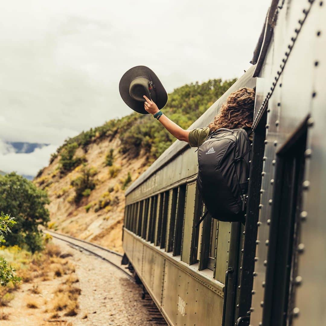 グレゴリーさんのインスタグラム写真 - (グレゴリーInstagram)「Au revoir work week! No matter where you’re headed this weekend, take a Detour along the way. #takeaDetour #adventuretravel」10月9日 22時33分 - gregorypacks