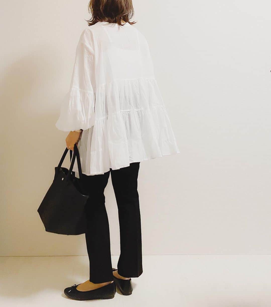 aiaiのインスタグラム：「シアーシャツにアンクルパンツ  @uniqlo_jp  @uniqlo_with  @uniqlo_ginza   #スマートアンクルパンツ  #スマートスタイルアンクルパンツ  #アンクルパンツ  コーデの詳細はブログに書いています  𖤐𖤐𖤐𖤐  #fashion#outfit#style#coordinate#instagood#ootd#pic#instapic#コーデ#コーディネート#スタイリング#プチプラコーデ#本日のコーデ#大人カジュアル#プチプラ  #カジュアル #アラフォー #アラフォーコーデ #アラフォーファッション#uniqlo #ユニクロ #ユニクロコーデ #ユニジョ #シャツコーデ#白シャツコーデ#白シャツ」