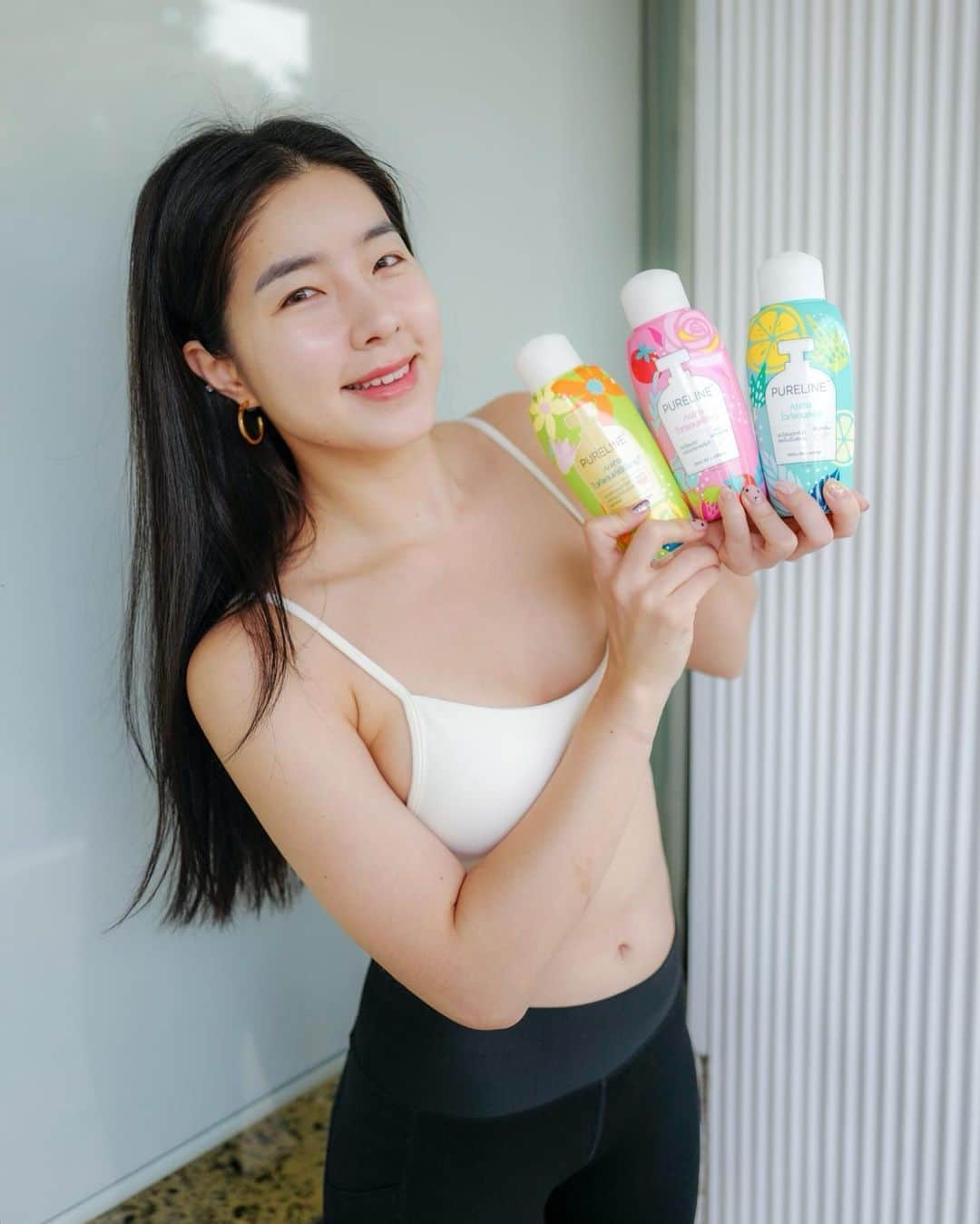 GYEON SEOのインスタグラム：「_* PURELINE AURA 💚💗💙 . . ออกกำลังกายยย แต่ตัวยังหอมอยู่เลยย จีเลิ้บมาก โลชั่นเพียวไลน์ ออร่า ทั้งสามสี สามกลิ่น 💚💗💙  อยากตัวหอมนานแบบจียอน หาซื้อได้ที่ แมคโคร ซีเจ ซูเปอร์ มาเก็ต ร้านขายประจำแต่ละจังหวัด และ  ร้านค้าใกล้บ้านคุณ  ใครหาไม่เจอก็ คลิกเลยลิ้งค์นี้! >> https://www.facebook.com/PurelineAuraTH #โลชั่นเพียวไลน์ออร่า」