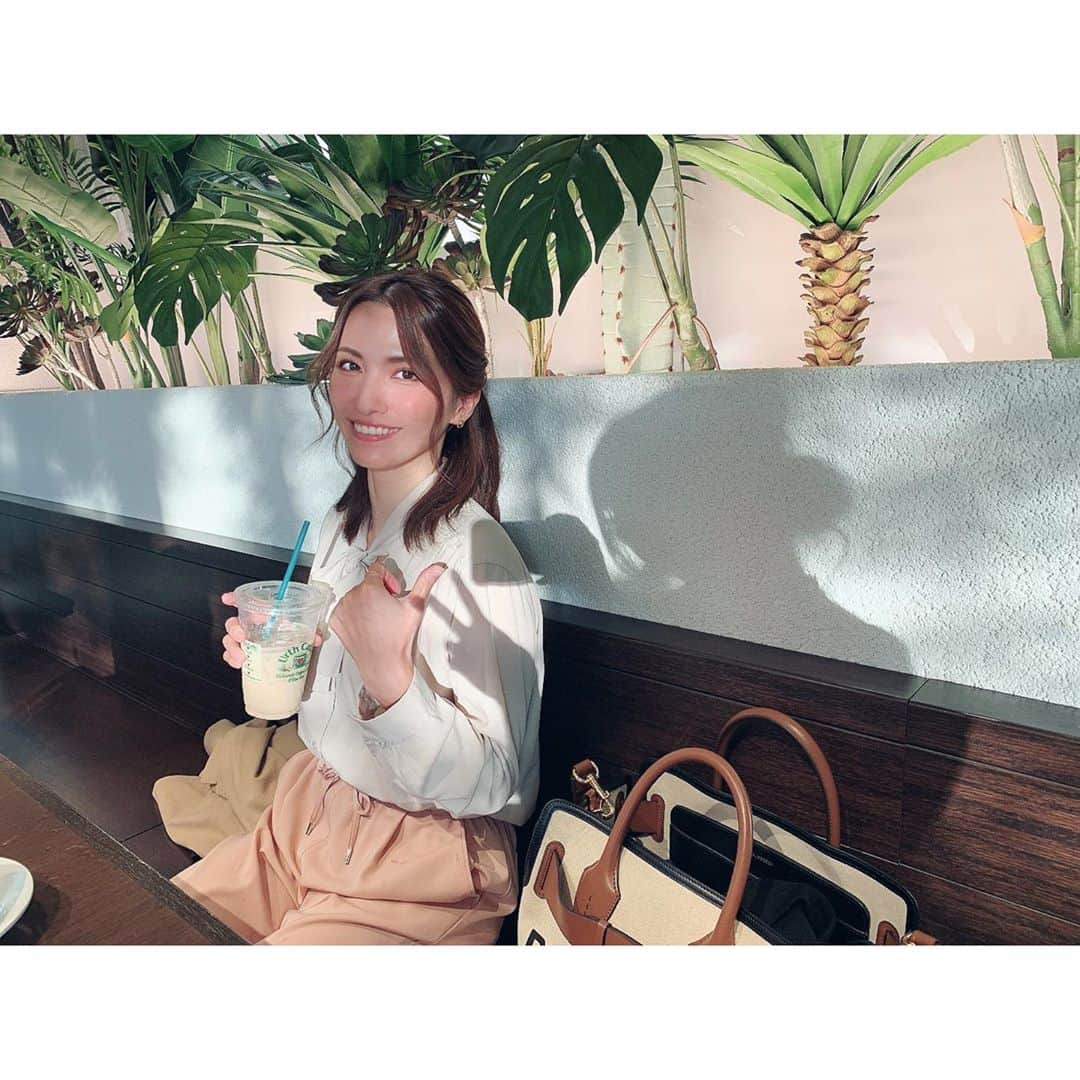 戸田れいさんのインスタグラム写真 - (戸田れいInstagram)「撮影終わりに🥤 2枚目の写真に映り込む影っ❣️誰だと思う？？😏」10月9日 22時35分 - rei_toda