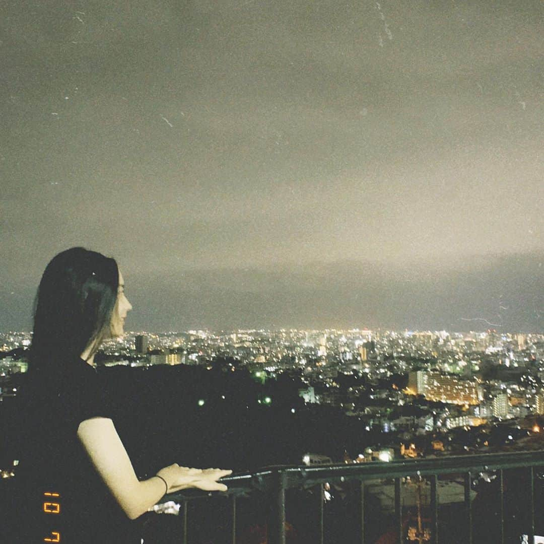 高橋恋子のインスタグラム：「夜景 ✶ . . . この前初めて行ったんだけど めちゃめちゃ きれいだった〜✨ . . #沖縄  #那覇   #首里  #首里崎山公園  #夜景  #✨」