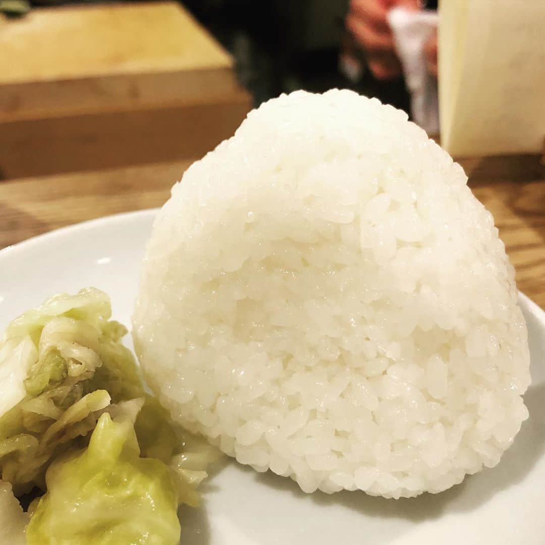 西代洋のインスタグラム：「美味いンスタグラム♪  自分の中での 塩むすび1位！！！！  店主のオヤジが作る 商品にする米ではなく 身内で食べる米！！！！ 息子のために定期的に店に持ってきてくれる米！  田舎の究極に綺麗な水を田んぼに流し込んで丹精込めて作る米。 色んな所で米買うけど この米を超える米は未だ現れず、、、  身内が安全で安心な美味い米が食べれたらという想いでオヤジが作る唯一無二の米♪  ただ塩でおむすび作るだけで どんだけ美味いねん！！ の おむすび♪  おむすびをくわえて、、 まず吸う♪ それだけで米の風味が口の中にズドーン！！ 噛んで行くたびに 米の甘み、米の味ズドーン！！  おまかせで頼んで全部美味い中、、 〆を任せれるのは この オヤジの米の塩むすびのみ！！！！  #大阪 #グルメ #美味いンスタグラム #food #米 #おむすび #塩むすび #ほんまは5個食いたい #恥ずかしいからいつも一個」