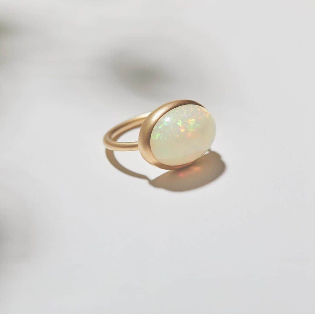 MARIHA Official Instagramさんのインスタグラム写真 - (MARIHA Official InstagramInstagram)「. Ring I Earth Drops Opal 10月の誕生石オパールの魅力は、なんといっても不思議な色合い。  オパールの色彩はとても複雑でいろんな色を映し出し、艶やかに光り輝くことから、心の中を映し出す"鏡"という意味もあるのだとか。  #mariha #jewelry #earthdrops #マリハ　#ジュエリー #10月生まれ #誕生石　#mariha伊勢丹新宿店 #marihaうめだ阪急本店　#オパール　#天然石ジュエリー」10月9日 21時19分 - mariha_official