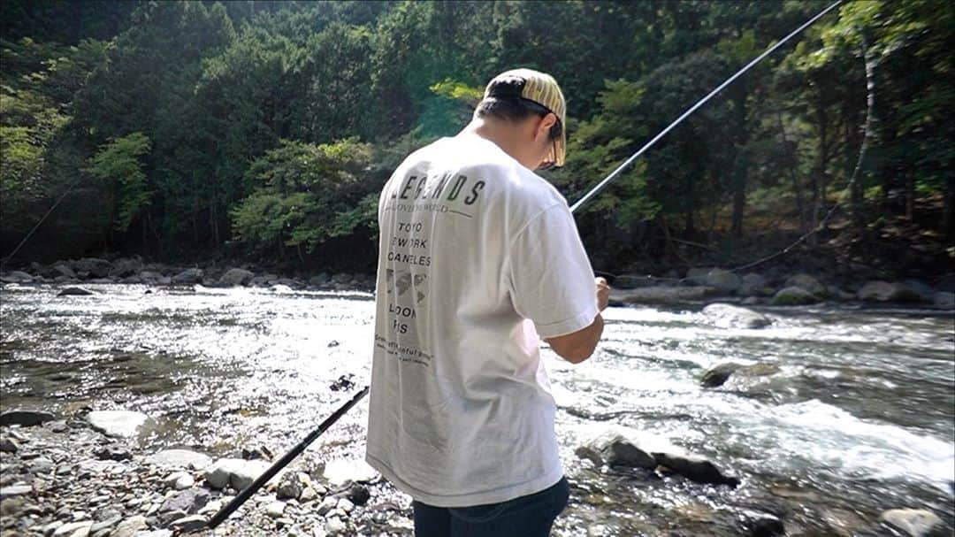 コアラ小嵐のインスタグラム：「1匹も釣れなかった男の背中。  #釣り #渓流 #坊主」