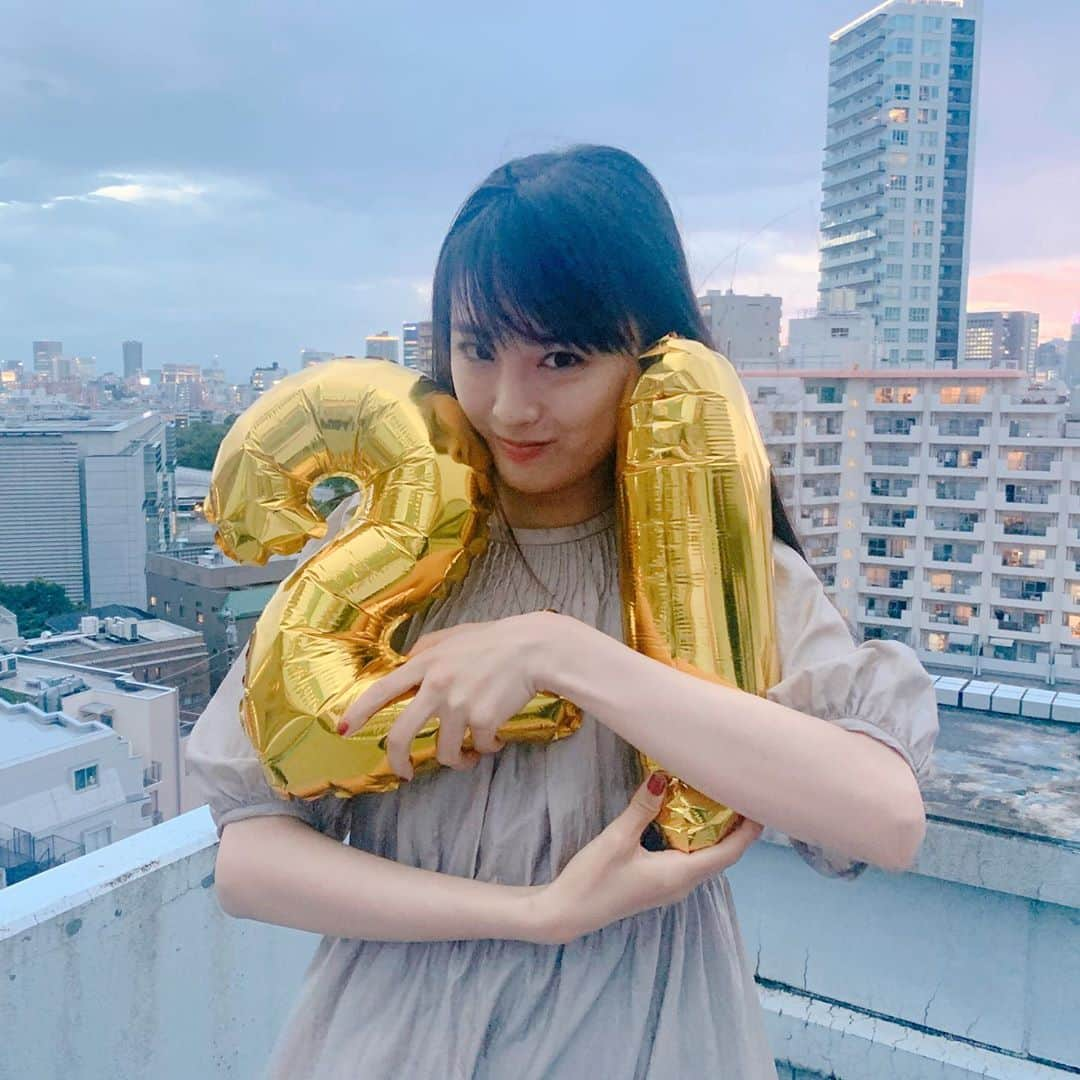 大友花恋さんのインスタグラム写真 - (大友花恋Instagram)「インスタライブ、ありがとうございました😊 21歳になりました！ 皆さんのコメント、とっても嬉しく読んでます。 21歳の1年も楽しみながら駆け抜けます！ #オフィシャルグッズもチェックしてね #明日は王様のブランチです☺︎」10月9日 21時11分 - karen_otomo