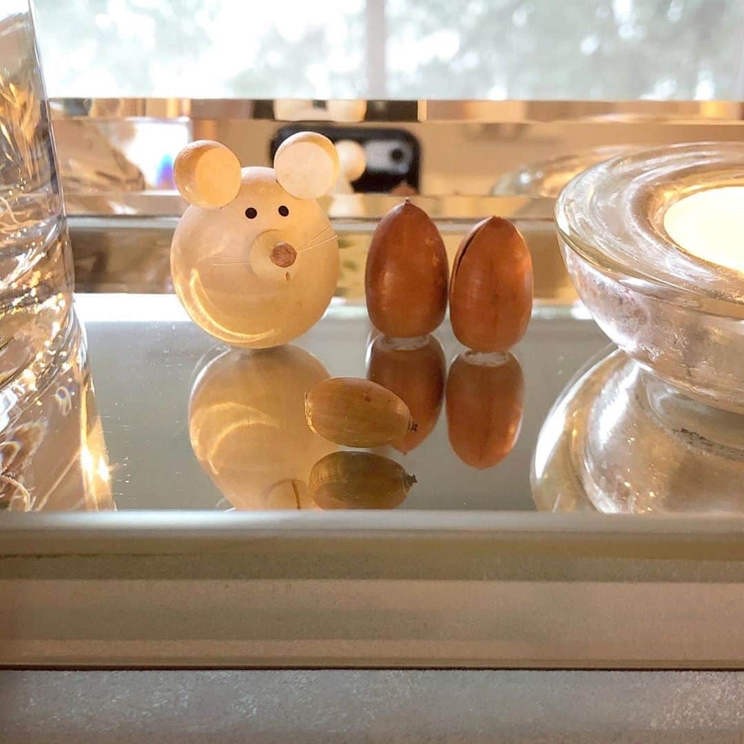 榊山敬代のインスタグラム：「🕯🐹﻿🌰🌰🌰"… ・ どんぐり夫妻がアトリエでの 新たな仲間になりましてから はやくも３週間が経ちました  最近どんぐり夫人のお腹が 割れてきてしまったところ  乾燥かなぁと心配してましたある日  パカっと赤ちゃんどんぐりが誕生 というのは妄想のおはなしですが  ここからはほんとうのおはなしで ある日住まいの門を出たところに  コロンとちいさなどんぐりちゃんが 一粒だけ転がっていていたのでした  辺りを見渡してもどんぐりは ひとつも落ちていない模様に  ますますこの小さなどんぐりちゃんが 不思議で不思議で連れて帰るのでした  キレイに清めましてネズミちゃんのお部屋へ どんぐり夫妻もはじめましてのごあいさつに  コロコロコロリ  小さすぎてまだ座ることができませんけど どんぐり夫妻としっくりくる絵にホッコリ  コロコロ仲間が増えて うれしいネズミちゃん  それにしましても不思議なひとコマなので  どんぐりの木が近くにあるか 探索しようと計画中な週末也  🔎… ・ ・ ・  ・　 #おうち時間 #おうち大好き #enjoyhome ・ ・  ・ ・ #秋 #Autumn #どんぐり #秋の便り #キャンドル#candle #moaning #インテリア #interior #mirror  #きょうのアトリエ #アトリエこんなもん #SAKAKiYAMATAKAYO #アート #art  #アートのある暮らし#Fancy #ファンシーちゃん #fairy  #きょうのFancy #日本画 #芸術  #art  #Japaneseart #artist #exhibition #日本画家 の #つぶやき」