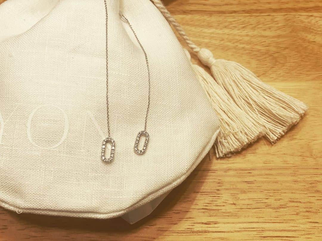 片山麻紀子のインスタグラム：「. Zero Pierce ﻿ ﻿ white goldとyellow goldがあり﻿ 私はwhiteにしました✨﻿ ﻿ どちらもかわいすぎて﻿ 永遠に決められなくて。。﻿ ﻿ ﻿ 最終的に自分で決めたと言うより﻿ ﻿ そのとき葉子さんがつけていたのが﻿ whiteの方だったので、こちらにしました♡﻿ ﻿ （もろ、ファン的行動）﻿ （葉子さんもちろん両方もってるのにw）﻿ ﻿ ﻿ チェーンをずらせば﻿ 長さも変えられるし﻿ ﻿ シンプルなお洋服に最高にかわいい😭﻿ ﻿ ﻿ #yon﻿ #yonjewelry﻿ #pierce﻿ #labgrowndiamond」