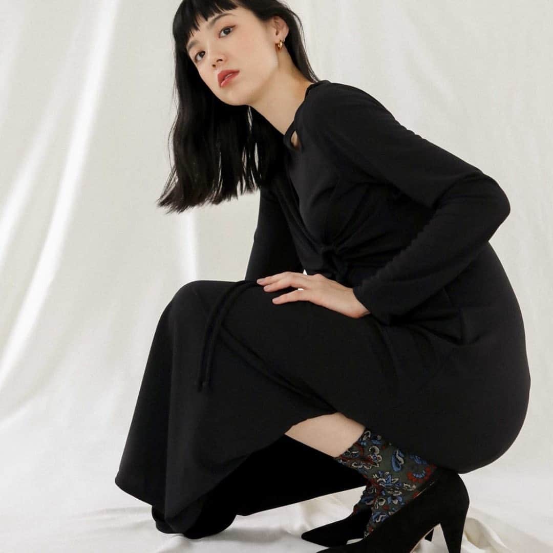 のインスタグラム：「. Tabio 2020 Autumn-Winter “Values” 自分の好きなものを自由に選び 自分らしく身につける。 スタンダードからトレンドデザインまで、 自由な価値観で選んでいただけるラインナップを揃えました。 . ▷ボタニカルペイズリー柄ショートソックス No.021131926_¥1,210(税込) @tabio.jp プロフィールより Tabio公式オンラインストアにてご覧いただけます . . @_katojun_  @natsumiito.p  @saeko_sugai  #tabio #tabio_official #tabiosocks #タビオ #20aw #2020aw #2020awcollection #socks #sockstagram #sockstyle #socksoftheday #ソックス #ソックスコーデ #靴下 #靴下コーデ #くつした #ootd #fashion #instafashion #足元くら部 #足元コーデ #今日の足元 #legfashion #レッグファッション #021131926」