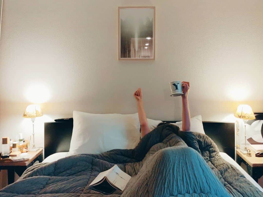 Yoshiko Kris-Webb クリス-ウェブ佳子さんのインスタグラム写真 - (Yoshiko Kris-Webb クリス-ウェブ佳子Instagram)「仮眠は20分と決め、コーヒーを飲んでから寝ます。そうするとカフェインがキックインする20分後にパキッと目覚められるから。   毎日飲む#ネスプレッソ の使用済みアルミニウムカプセル。もう少し溜まったら、ネスプレッソのブティックに設置されている#リサイクル 回収ボックスへ持っていきます。  外で飲むコーヒーはマイタンブラーをできる限り使用して、1日に出すゴミの量を軽減させるようにしています。  #おいしさをつなごう  #リサイクルプログラム  #PR」10月9日 21時17分 - tokyodame