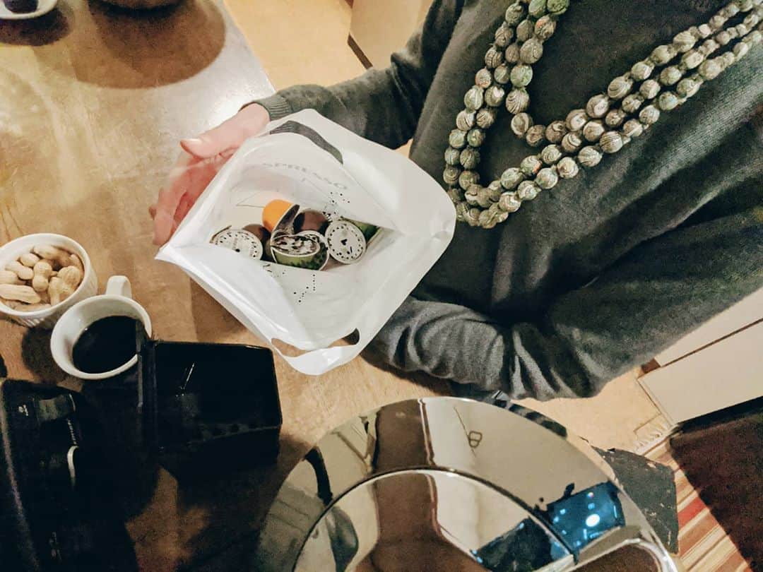 Yoshiko Kris-Webb クリス-ウェブ佳子さんのインスタグラム写真 - (Yoshiko Kris-Webb クリス-ウェブ佳子Instagram)「仮眠は20分と決め、コーヒーを飲んでから寝ます。そうするとカフェインがキックインする20分後にパキッと目覚められるから。   毎日飲む#ネスプレッソ の使用済みアルミニウムカプセル。もう少し溜まったら、ネスプレッソのブティックに設置されている#リサイクル 回収ボックスへ持っていきます。  外で飲むコーヒーはマイタンブラーをできる限り使用して、1日に出すゴミの量を軽減させるようにしています。  #おいしさをつなごう  #リサイクルプログラム  #PR」10月9日 21時17分 - tokyodame