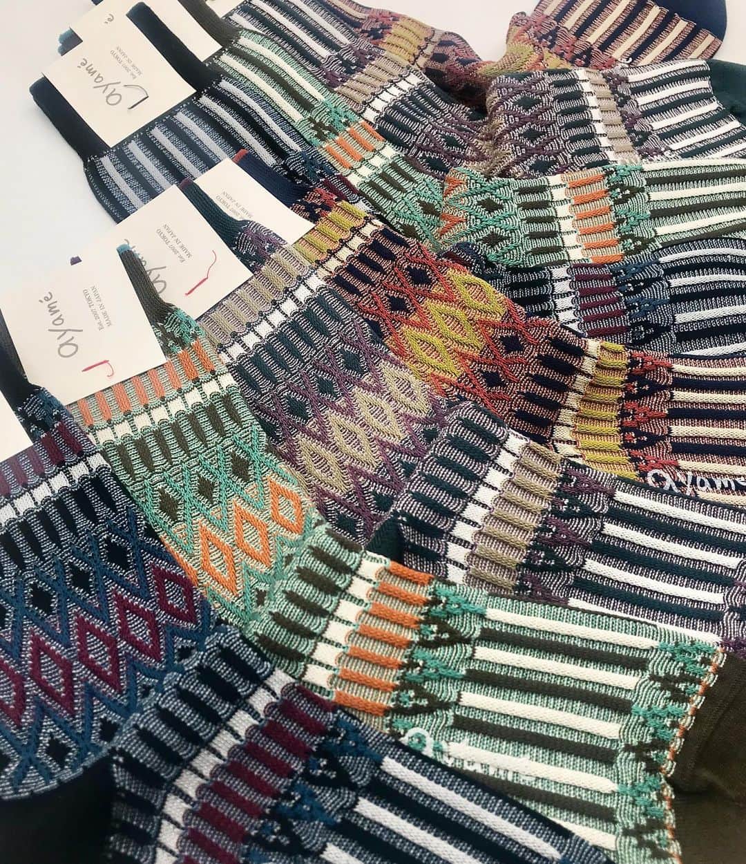 アヤメのインスタグラム：「Men’s and women’s both available online store #worldwideshipping📦✈️ メンズレディスあり〼お揃いでどうぞ🧦#ayamesocks #sockfashion #ayamecolorpalette #colorfulfashion」