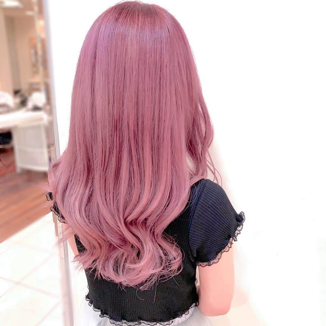 のインスタグラム：「今日は脱金髪して、新曲の振り入れをしました🥰 写真は前回染めた時のやつです🥰笑  明日のライブで新しい髪色お披露目するね🥰 台風に気をつけて来るんだよ🌈  今日振り入れの新曲なんですが、私が突然、ずっと推しジャンする曲あったらめっちゃ面白くない？？ って構想を思いついて音楽の得意な大人達に相談してできた曲です🥺🌈笑  もう私にはわかる！ ライブ絶対たのしいのよ……笑  乞うご期待👼❣️」