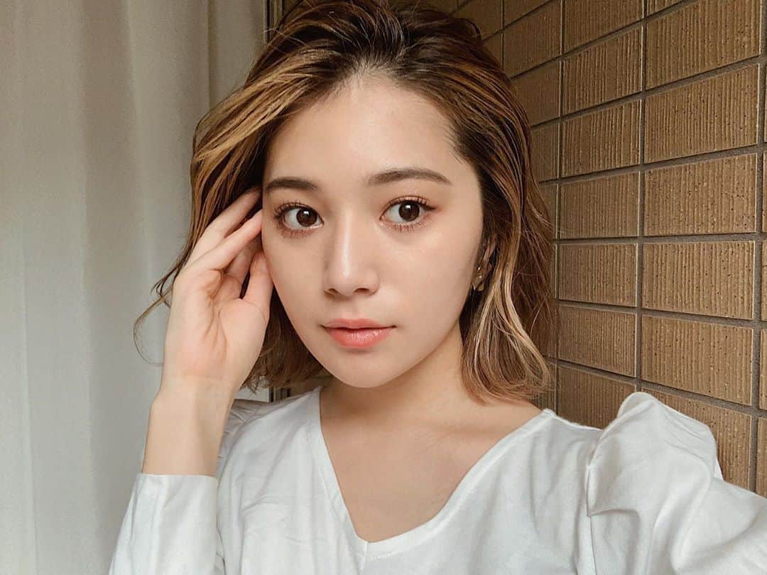 浪花ほのかのインスタグラム：「じゃん！ 本日のメイクです♡  ADDICTIONのアイシャドウは1個1個好きなお色を入れれるのでお気に入りです🥺 私はキラキラのラメがお気に入りだけど、、いつもあまり使わないアイボリーカラーとかが冬っぽくてお気に入りです♡♡  お肌はお粉を塗らずにツヤ感を出して、リップは薄目のカラーにツヤ感を足しました♡  アイシャドウ少し汚れてるの お許しください(TT)」