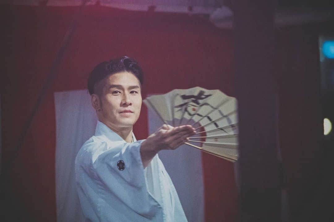 梅川壱ノ介（舞踊家）のインスタグラム：「𝙧𝙚𝙜𝙖𝙞𝙣! 𝙤𝙞𝙩𝙖 𝙖𝙧𝙩 𝙨𝙚𝙧𝙞𝙚𝙨  観月祭 2020　　本番 ￣￣￣￣￣￣￣￣￣￣￣￣￣￣￣￣￣￣￣￣ 最後の演目は朝来さん @keiiichikn_のヴァイオリンとピアノにのせてハナミズキを踊りました。  これからもいいことがたくさん訪れますように、、、🌠✨🌠  photo by @cotaroishii  #梅川壱ノ介 #日本舞踊  #舞踊家 #観月祭2020  #屋形船 #ハナミズキ #日本の風景 #日本の四季  #日本の美 #regainoitaartseries」