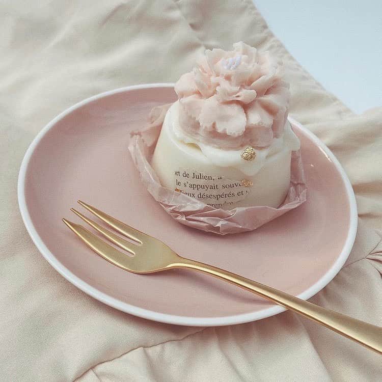 ローリエプレス編集部さんのインスタグラム写真 - (ローリエプレス編集部Instagram)「🍓﻿ ﻿ お部屋をおしゃれにアップデートするなら﻿ かわいいキャンドルをプラスしてみて♡﻿ ﻿ 使うのがもったいないくらいフォトジェなので、コレクションしたくなっちゃうかも🙊💕﻿ ﻿ ❤︎ Thank You ❤︎﻿ @amignon_candle  ﻿ ﻿📝ローリエプレスの記事でおしゃれインテリアショップを詳しくチェック！ ﻿ ﻿ おしゃれ部屋には韓国インテリアが欠かせないんです♡人気オンラインショップ5店まとめ  https://laurier.excite.co.jp/i/E1599717348414 ﻿ ﻿ ﻿ #laurierpress #ローリエプレス #韓国インテリア #塩系インテリア #キャンドル #キャンドルナイト」10月9日 21時23分 - laurier_press