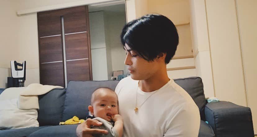 のインスタグラム：「YouTube新作動画です🐶👶🏻 #イクメン　にもチャレンジしました✨✨ 不慣れすぎて肩が上がりっぱなしでした😂 命を扱うって緊張しますね…😅反省。  #子育て #YouTube #パパ #甥っ子 #何事も経験ですね」