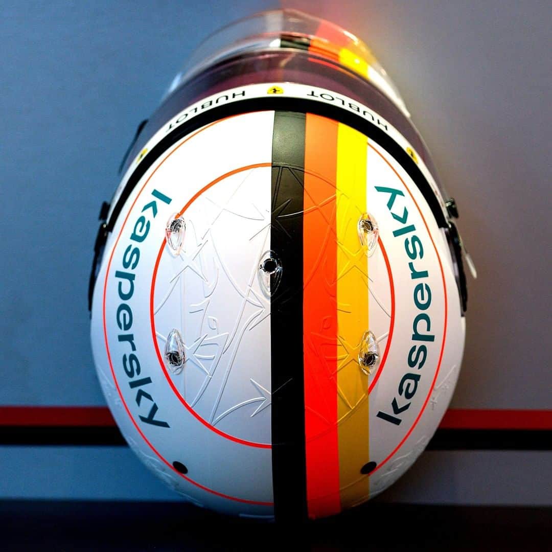 F1さんのインスタグラム写真 - (F1Instagram)「Seb's special tribute to Michael 🔥 . Vettel's helmet this weekend has the design that adorned his hero Michael Schumacher's helmet at the Nurburgring back in 2006 when the seven-time world champion won for a record fifth time at the famous track 💪 . #EifelGP 🇩🇪 #F1 #Formula1」10月9日 21時25分 - f1