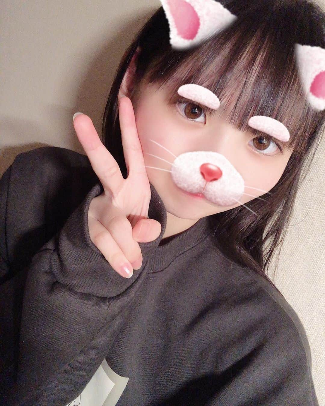 中野みやびのインスタグラム：「自撮りどーん  #自撮り #塾 #ピース #peace #love #スウェット #sweat #女子 #girl #heart #中学生 #受験生 #前髪 #命 #wawawa #みやび」