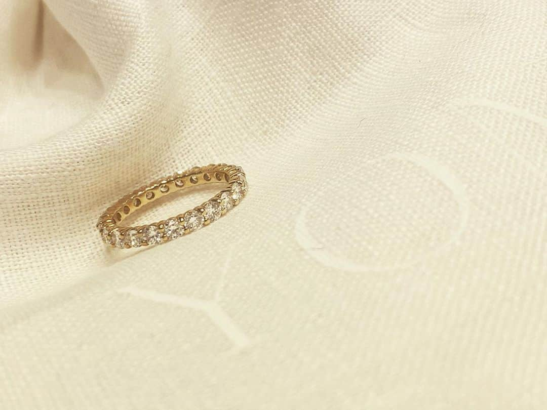 片山麻紀子のインスタグラム：「. Sparkle Full Eternity Ring﻿ ﻿ ﻿ こちらはオーダーリングで﻿ white goldとyellow goldがあって﻿ yellowにしました﻿ ﻿ とっても、お気に入り🤞🏼✨﻿ ﻿ ﻿ ﻿ #yon﻿ #yonjewelry﻿ #eternityring  #labgrowndiamond」