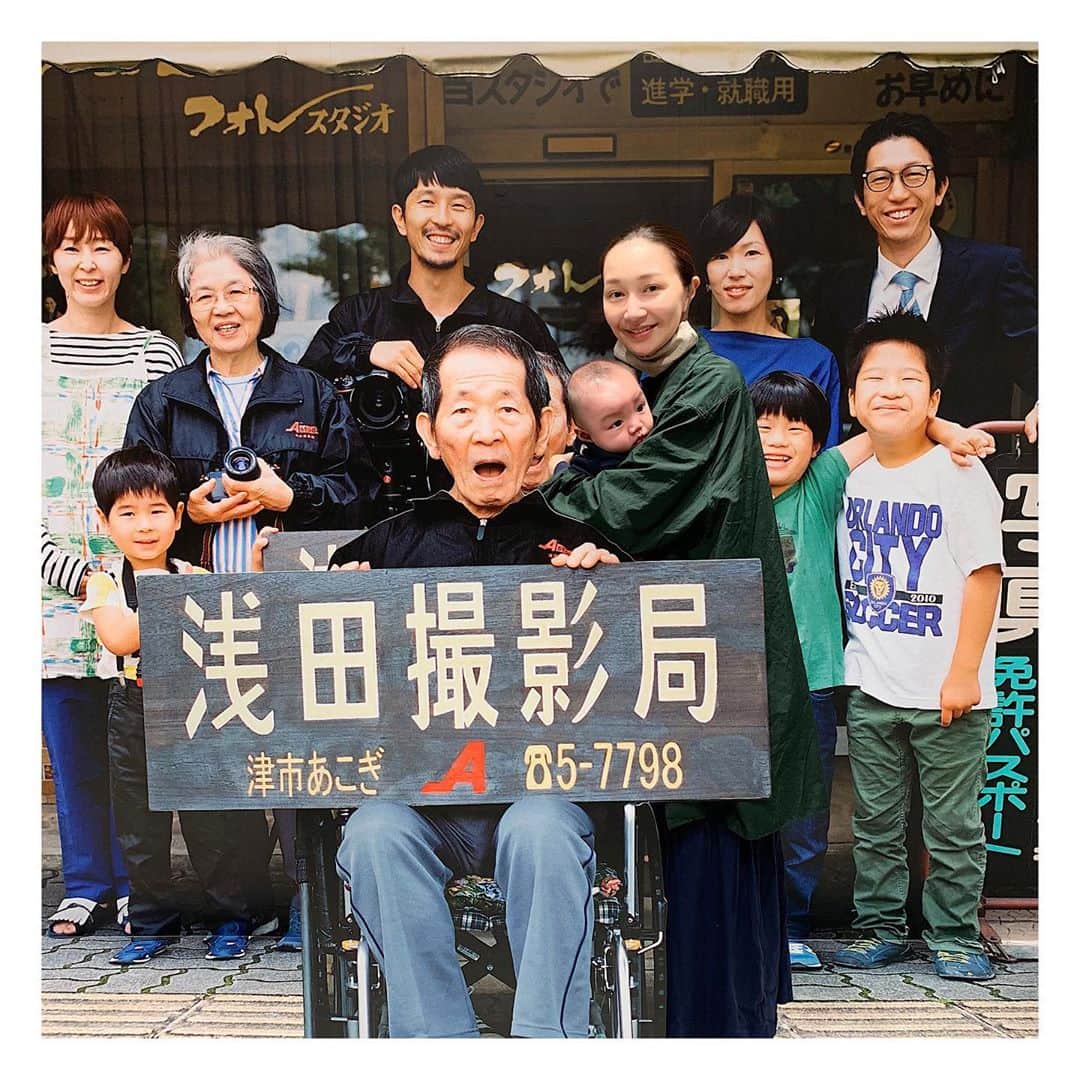 愛可さんのインスタグラム写真 - (愛可Instagram)「・  今日は家族で渋谷のPARCO MUSEUM TOKYOで開催中の浅田 政志さんの写真展へ  最新作写真集『浅田撮影局　まんねん』の中の浅田君の息子さんを被写体にした写真達を眺めながら、 勝手にうちの子の未来とも重ねちゃったりと 暖かい気持ちになる素敵な写真展でした。  我が家も、写真のデーターばかりため込んでないで、 ちゃんとプリントしてアルバムを作らねば！  家族写真をテーマにした作品集『浅田家』と『アルバムのチカラ』を原案に映画化された『浅田家！』も現在上映中なので、どうにかして観たいと思っています。  周りを気にせず、赤ちゃんと一緒に映画が見れるTOHOシネマズのママズクラブシアター早く再開しないかなぁ。  写真は会場の中にある、撮影スポットにて。浅田家に仲間入り！  #浅田家　#浅田撮影局まんねん　#浅田撮影局　#浅田政志 #ママズクラブシアター  再開希望❣️ #3ason」10月9日 21時31分 - aikick