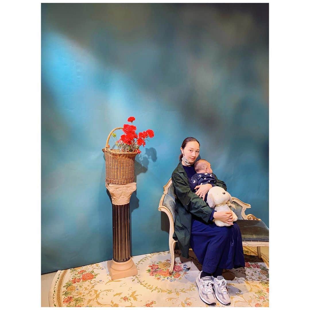 愛可さんのインスタグラム写真 - (愛可Instagram)「・  今日は家族で渋谷のPARCO MUSEUM TOKYOで開催中の浅田 政志さんの写真展へ  最新作写真集『浅田撮影局　まんねん』の中の浅田君の息子さんを被写体にした写真達を眺めながら、 勝手にうちの子の未来とも重ねちゃったりと 暖かい気持ちになる素敵な写真展でした。  我が家も、写真のデーターばかりため込んでないで、 ちゃんとプリントしてアルバムを作らねば！  家族写真をテーマにした作品集『浅田家』と『アルバムのチカラ』を原案に映画化された『浅田家！』も現在上映中なので、どうにかして観たいと思っています。  周りを気にせず、赤ちゃんと一緒に映画が見れるTOHOシネマズのママズクラブシアター早く再開しないかなぁ。  写真は会場の中にある、撮影スポットにて。浅田家に仲間入り！  #浅田家　#浅田撮影局まんねん　#浅田撮影局　#浅田政志 #ママズクラブシアター  再開希望❣️ #3ason」10月9日 21時31分 - aikick