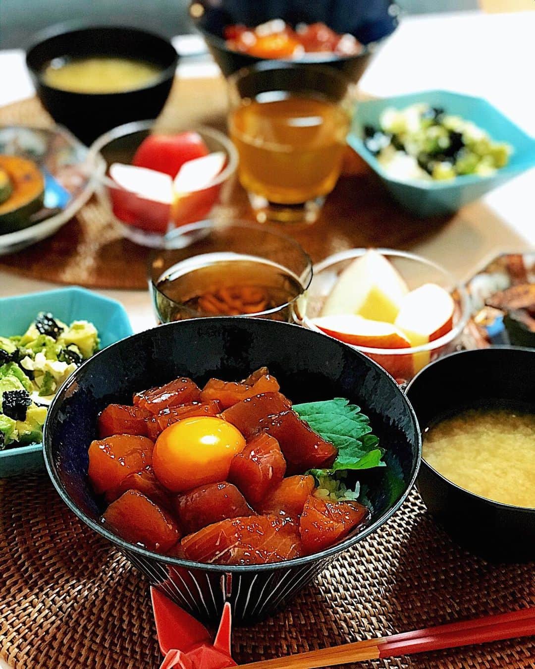MAOさんのインスタグラム写真 - (MAOInstagram)「. 性格上、きっちり分量を計り、レシピを忠実に再現するタイプだったのですが、先々週あたりに大さじを失くして以来、分量を計らなくなり、ついでにレシピもほぼ見ないようにしたら、もの凄い時短になった！ そういうとこだぞ、私。 . #cooking #dinner #homemade #recipes #japanesefood  #おうちごはん #晩ごはん #夕飯 #クッキングラム  #献立 #食卓 #豊かな食卓 #料理 #手料理 #食器 #一汁三菜 #秋 #鯛の昆布締め #鯛 #和食 #鮪の漬け丼 #ボルシチ #ロシア料理」10月9日 21時32分 - mao_1206