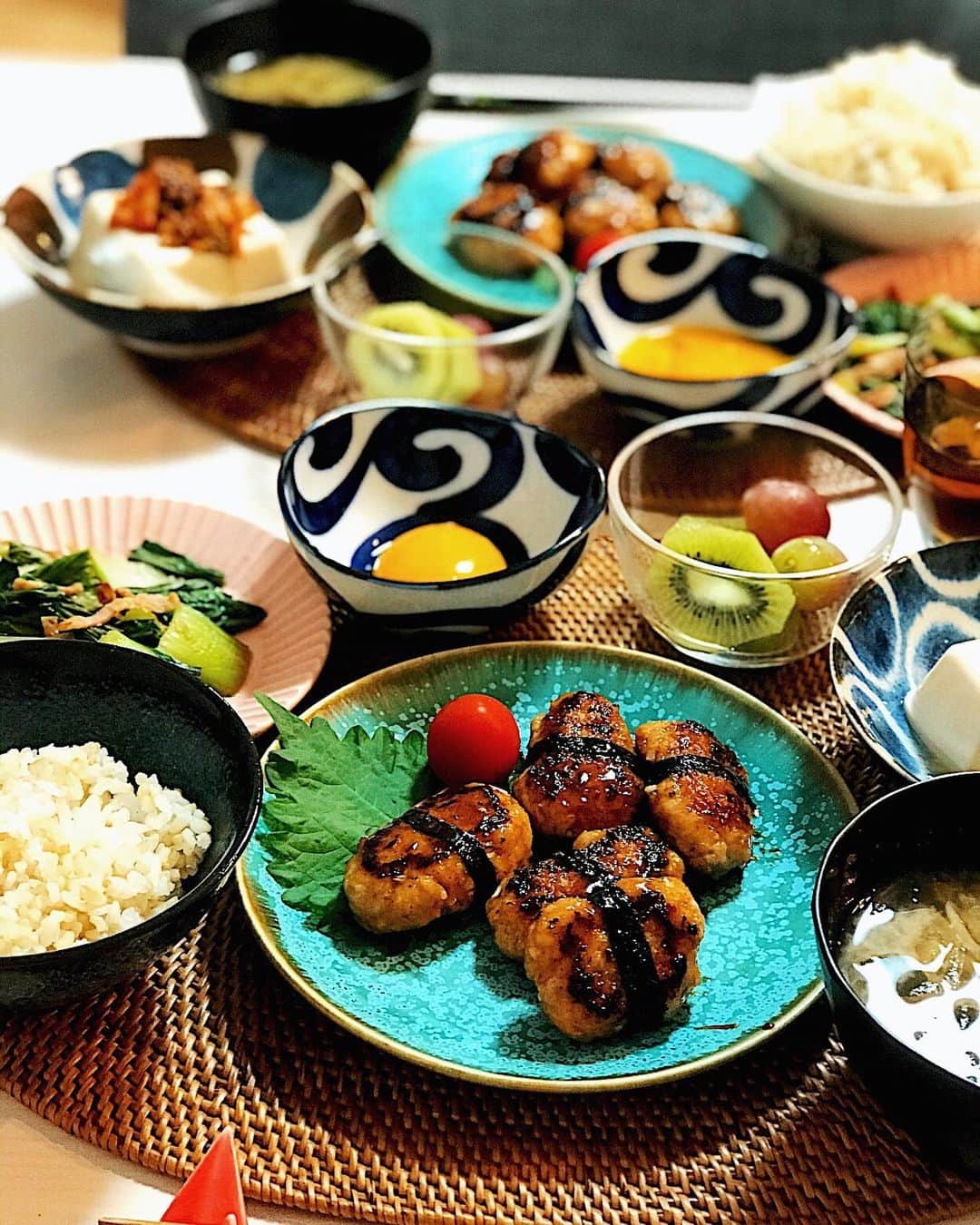 MAOさんのインスタグラム写真 - (MAOInstagram)「. 性格上、きっちり分量を計り、レシピを忠実に再現するタイプだったのですが、先々週あたりに大さじを失くして以来、分量を計らなくなり、ついでにレシピもほぼ見ないようにしたら、もの凄い時短になった！ そういうとこだぞ、私。 . #cooking #dinner #homemade #recipes #japanesefood  #おうちごはん #晩ごはん #夕飯 #クッキングラム  #献立 #食卓 #豊かな食卓 #料理 #手料理 #食器 #一汁三菜 #秋 #鯛の昆布締め #鯛 #和食 #鮪の漬け丼 #ボルシチ #ロシア料理」10月9日 21時32分 - mao_1206