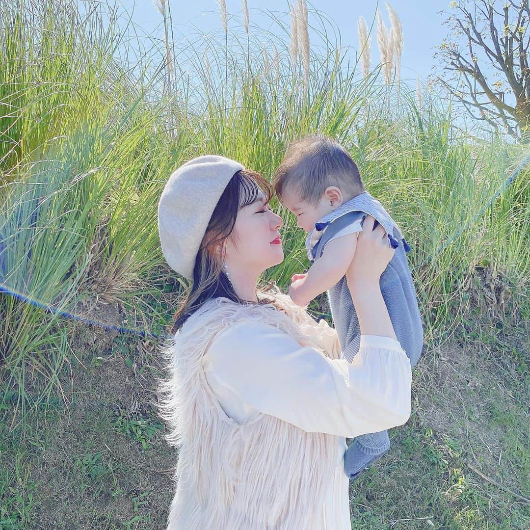 伊藤りかさんのインスタグラム写真 - (伊藤りかInstagram)「． 👶🏻くん連れて初めての旅行で GOTOでお子さん連れで行く方も増えると思うので、 DMで頂いてた質問をまとめたいなと思います◌ * 持って行ってよかったもの ・母子手帳や保険証 旅先で何が起こるかわからないのでこれは必須です！ ・体温計 子供の体調管理もそうやけど、こう言う時期なので 毎朝、検温して自分自身でしっかり体調管理◎ ・おもちゃ(私はボール、鈴、ぬいぐるみ) 荷物にはなるけど、おもちゃは数点いるかな。。🥺 ・着替えはいつもの倍以上 汗かいたり、気温の変化だったり、💩漏れたり、 想定外の事を考えて４セット？ぐらい持ってました！ ・水分補給をしっかりできるように哺乳瓶セット ミルクだけじゃなく、白湯も必ず持ち歩くように◎ ・温度計(私はベビーカーにつけてます) 朝晩の温度変化など必ず気にかけるようにしてました！ * 持っていけばよかったもの ・抱っこ紐 車移動だったのでベビーカーだけにしたんやけど ちょこっとお散歩する時とかあれば便利だったな😭 (電車移動の方は、どちらかでいいと思います！) ・日傘 日差しが強かったので、 折り畳みで持って行っておけばよかった。。 * あと、習慣にはなってるけど手洗いうがいは必須！ できない場合は必ず手ピカジェルをしてました😌✨ マスク着用も欠かさない事！(写真撮る時だけ外しました) * 👶🏻くんを連れて初めての旅行やったけど バンボを置いてくれてたり、 赤ちゃん用のウエットティッシュをくれたり、 旅館の方々が親切で何も苦に思わず楽しめました♡ * ちなみに温泉はまだ熱くて入れないな〜て悩んでる方 貸し切り風呂をするのをオススメします👼🏻🤍 別料金なんやけど、せっかくやし家族で入るのも◎ * こんな時期だから、外出も旅行も難しいけど もし行かれる方がいたら参考になれば嬉しいです⸝⋆ 先輩ママさんからもアドバイスあればお願いします❤︎ (コメント欄とかでみんなの参考になるとより嬉しい！) * #男の子ママ #男の子ベビー #おとこのこママ #親子コーデ #ママコーデ #ママファッション #ママライフ #6ヶ月ベビー #息子とデート #秋 #花さじき #すすきの #すすき #ススキ #ススキノ #淡路島 #淡路島カフェ #淡路島旅行 #家族旅行 #秋コーデ #今日のコーデ #きょコ #親子コーデ  #fashion #ootd #code #gotoキャンペーン #伊藤りか #snsクリエイター」10月9日 21時33分 - rrrika.i