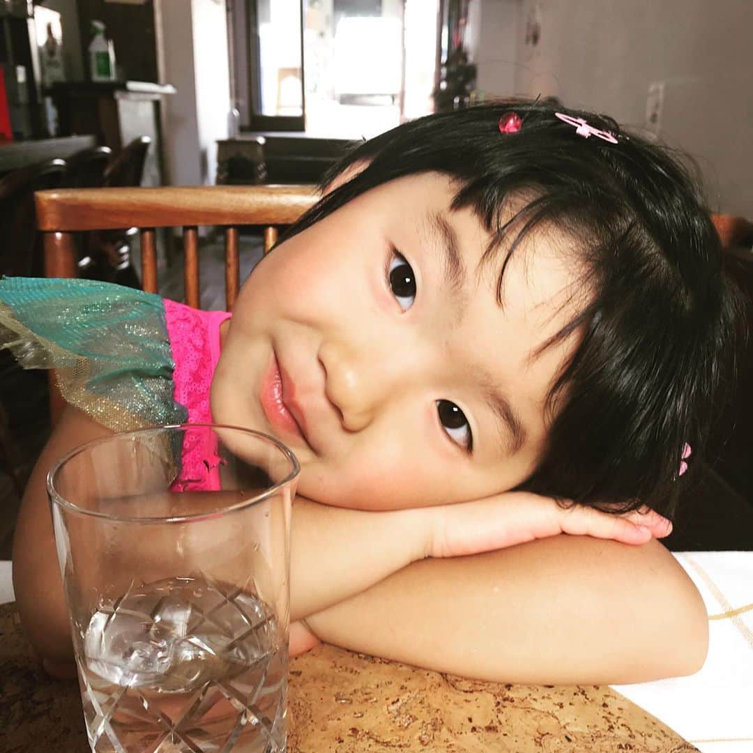 有坂美香のインスタグラム：「My baby girl loves me.  She rocks my world💕  #readytobefour  #ツルピカタマゴちゃん #もうすぐ4歳」