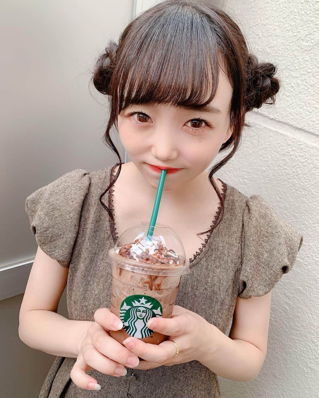 小日向夏実のインスタグラム：「ㅤㅤㅤㅤㅤㅤㅤㅤㅤㅤㅤㅤㅤ  夏のふりかえり💭💭  ひつじさんヘアーにスタバです👶暑い日だったので幸せ感じてました！  #ジャパナリズム#東京#渋谷#アイドル#地下アイドル#小日向夏実#ホワイト#ヘアアレンジ#ひつじ #へああれんじ #ワンピース #コーデ #すたば #チョコレート #美味しい #japanarizm#japan#tokyo#idol#followｍe」