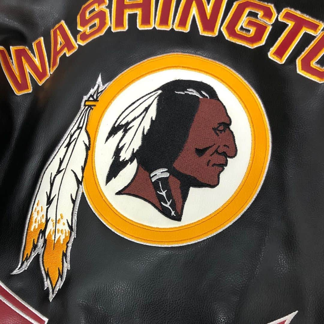 セレクションスタッフさんのインスタグラム写真 - (セレクションスタッフInstagram)「.﻿ #redskins  ﻿ 今後プレミアムアイテムになる事間違いなしの希少なレッドスキンズアイテムが入荷🔥‼︎﻿ チームのファンの方、デザインが好きな方は押さえておきたいアイテムですね🤢⭐︎﻿ ﻿ ﻿ ﻿ #nfl #アメフト #アメフトが好きだ #ナイキ  #スポーツコーデ #セレクション新宿 #セレクション大阪 #レッドスキンズ #ワシントンレッドスキンズ #washingtonredskins #スタジャン #レザージャケット #washingtonfootballteam」10月9日 21時34分 - selection_headoffice