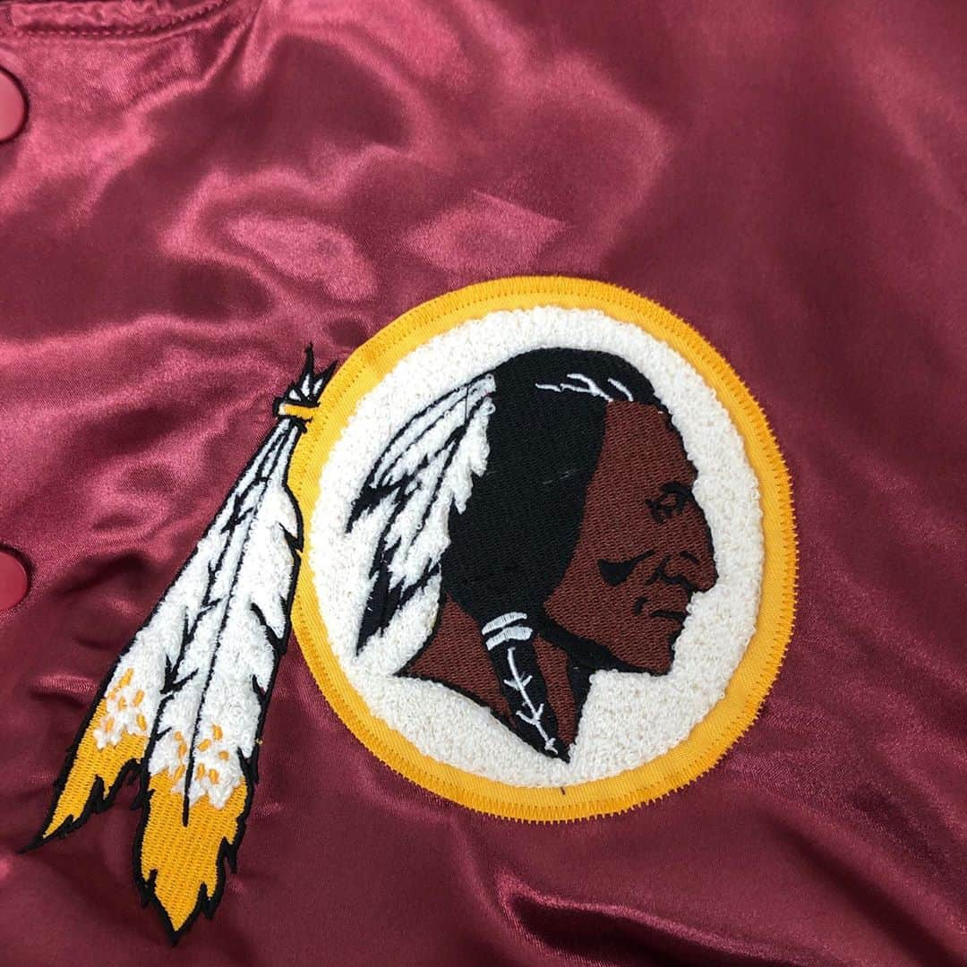 セレクションスタッフさんのインスタグラム写真 - (セレクションスタッフInstagram)「.﻿ #redskins  ﻿ 今後プレミアムアイテムになる事間違いなしの希少なレッドスキンズアイテムが入荷🔥‼︎﻿ チームのファンの方、デザインが好きな方は押さえておきたいアイテムですね🤢⭐︎﻿ ﻿ ﻿ ﻿ #nfl #アメフト #アメフトが好きだ #ナイキ  #スポーツコーデ #セレクション新宿 #セレクション大阪 #レッドスキンズ #ワシントンレッドスキンズ #washingtonredskins #スタジャン #レザージャケット #washingtonfootballteam」10月9日 21時34分 - selection_headoffice