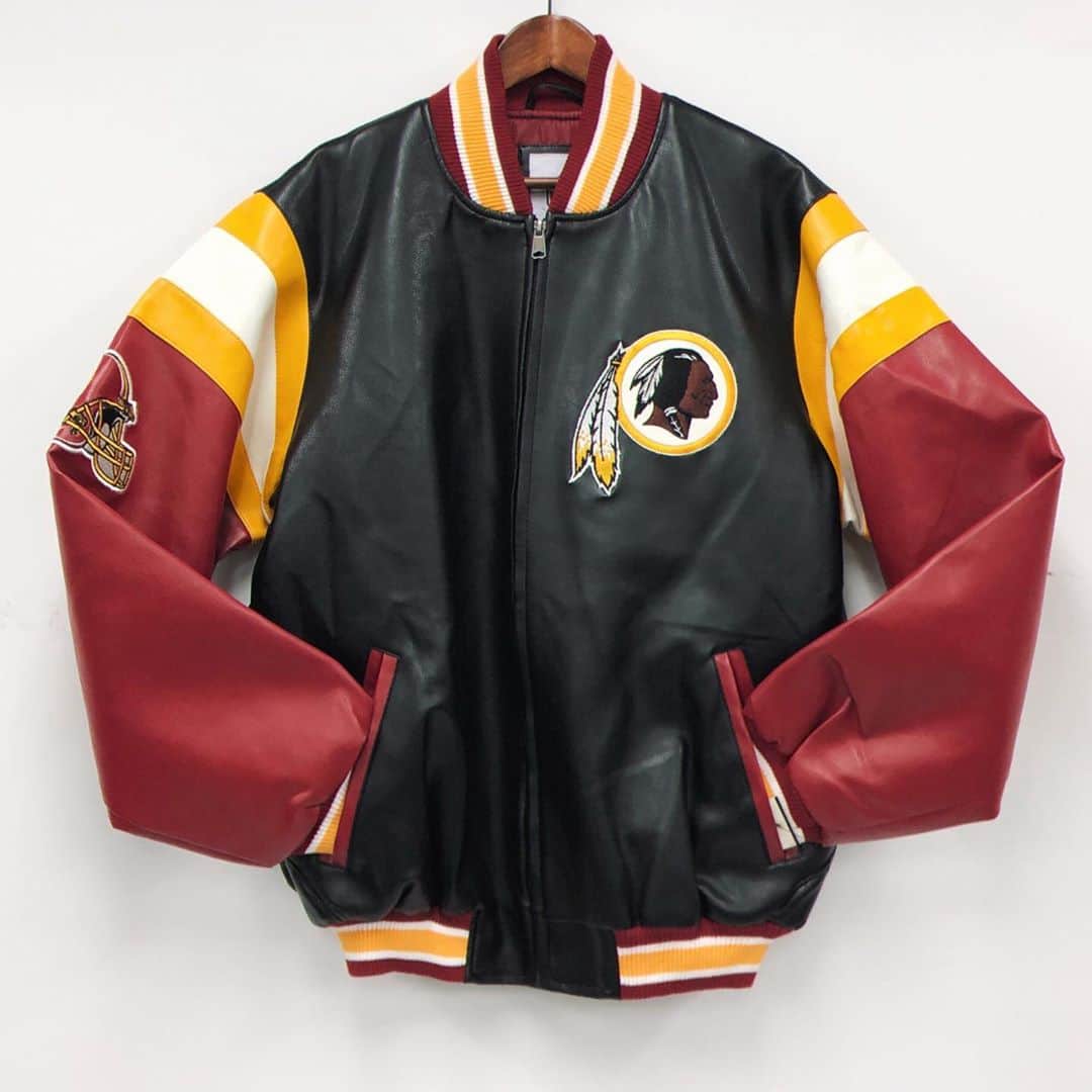 セレクションスタッフのインスタグラム：「.﻿ #redskins  ﻿ 今後プレミアムアイテムになる事間違いなしの希少なレッドスキンズアイテムが入荷🔥‼︎﻿ チームのファンの方、デザインが好きな方は押さえておきたいアイテムですね🤢⭐︎﻿ ﻿ ﻿ ﻿ #nfl #アメフト #アメフトが好きだ #ナイキ  #スポーツコーデ #セレクション新宿 #セレクション大阪 #レッドスキンズ #ワシントンレッドスキンズ #washingtonredskins #スタジャン #レザージャケット #washingtonfootballteam」