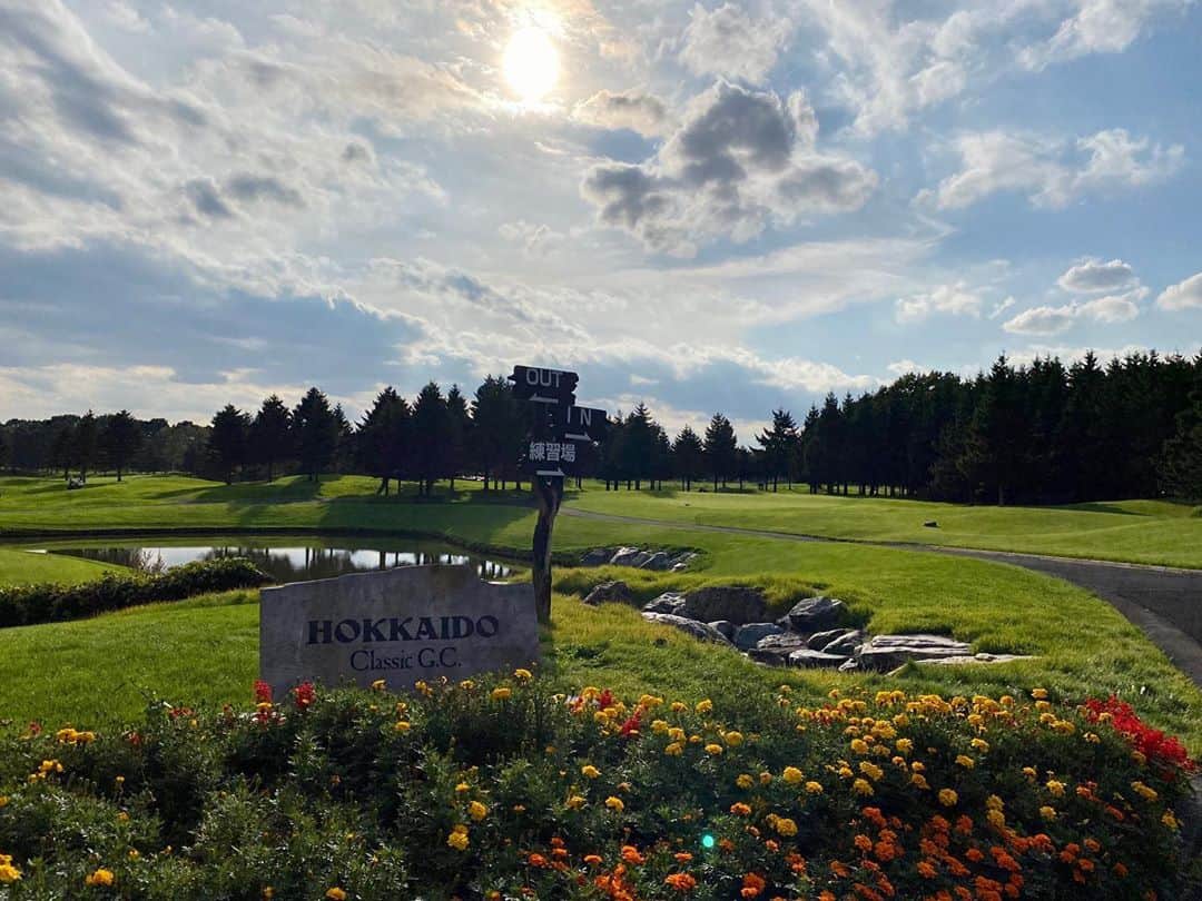 青木茉里奈のインスタグラム：「⛳️ ずっと来たいと思っていた 北海道クラシックゴルフクラブ🍂 コースは池とバンカーが多くてグリーンもうねうね系✨フェアウェイは絨毯みたいに綺麗で、 締まっていました✨ また来たいコースのうちの一つになりました✨ _ _ _ _ _ _ _ _ _ _ _ _ _ _ _ _ _ _ _ _ _ _ _ _ _ _ _ _ _ _ _ _ _ _  #golf #北海道 #北海道クラシックゴルフクラブ #🛬」