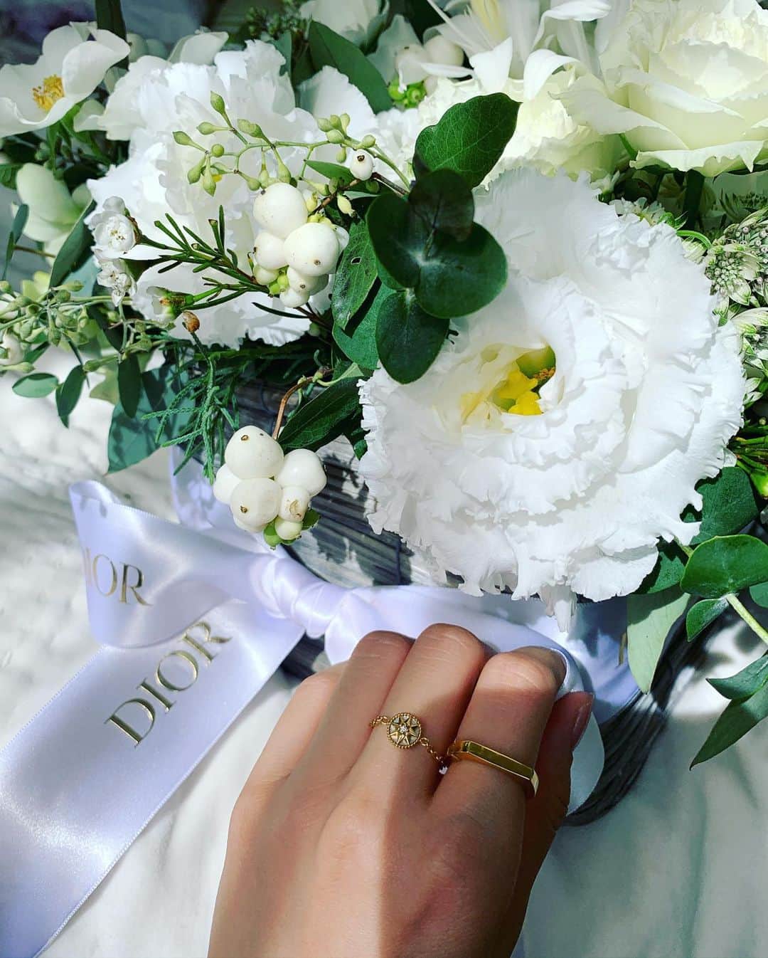 新木優子さんのインスタグラム写真 - (新木優子Instagram)「とっても素敵なお花を頂きました☺️ 癒される、、🌷  Thank you  #dior ☺️  @dior   #DiorJoaillerie」10月9日 21時38分 - yuuuuukko_
